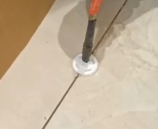 邛崃瓷砖空鼓维修公司专业解答瓷砖在铺贴过程中，如果没有涂抹均匀到位的粘结材料（如水泥砂浆或瓷砖胶），可能会导致以下问题